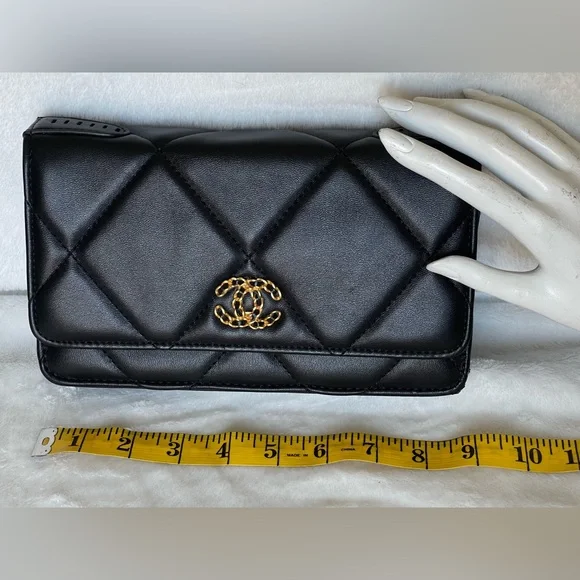 Vintage Chanel flap clutch quilted lambskin purse with gold Chanel CC logo. - Picture 12 of 15